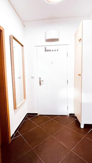 Moderny Apartman S Parkovanim Μπρατισλάβα Εξωτερικό φωτογραφία